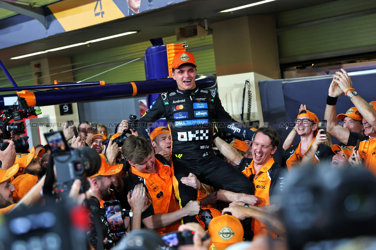 GP ABU DHABI, World Champion Lando Norris (GBR) McLaren celebrates with the team.

07.12.2025. Formula 1 World Championship, Rd 24, Abu Dhabi Grand Prix, Yas Marina Circuit, Abu Dhabi, Gara Day.

- www.xpbimages.com, EMail: requests@xpbimages.com © Copyright: Batchelor / XPB Images