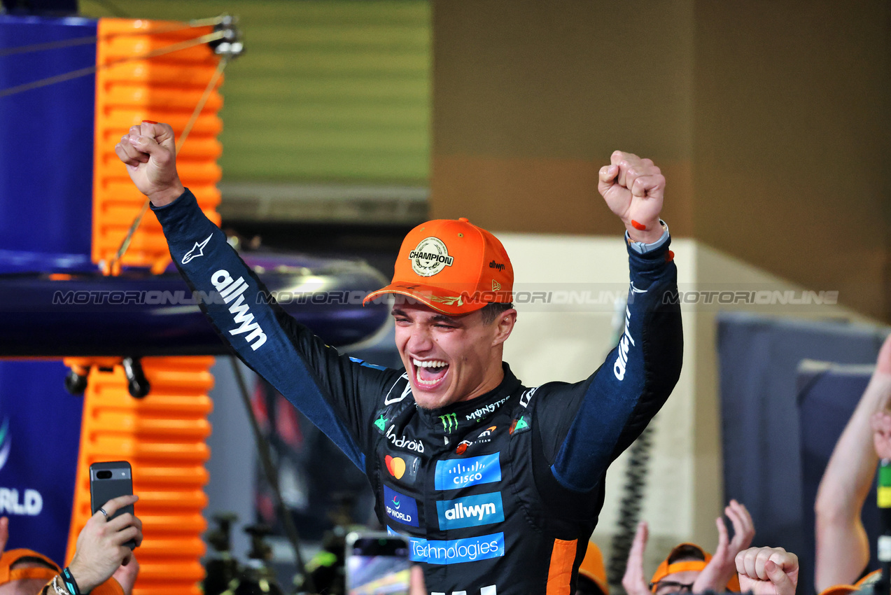 GP ABU DHABI, World Champion Lando Norris (GBR) McLaren celebrates with the team.

07.12.2025. Formula 1 World Championship, Rd 24, Abu Dhabi Grand Prix, Yas Marina Circuit, Abu Dhabi, Gara Day.

- www.xpbimages.com, EMail: requests@xpbimages.com © Copyright: Charniaux / XPB Images