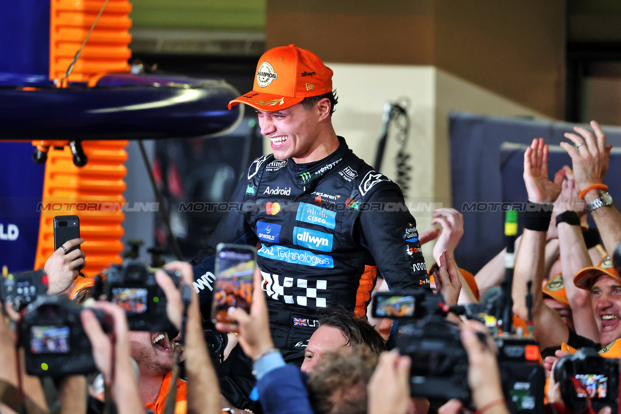 GP ABU DHABI, World Champion Lando Norris (GBR) McLaren celebrates with the team.

07.12.2025. Formula 1 World Championship, Rd 24, Abu Dhabi Grand Prix, Yas Marina Circuit, Abu Dhabi, Gara Day.

- www.xpbimages.com, EMail: requests@xpbimages.com © Copyright: Charniaux / XPB Images
