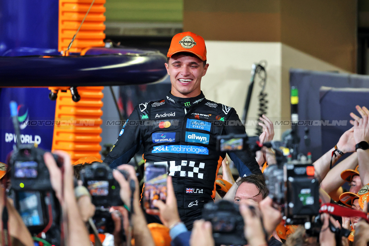 GP ABU DHABI, World Champion Lando Norris (GBR) McLaren celebrates with the team.
07.12.2025. Formula 1 World Championship, Rd 24, Abu Dhabi Grand Prix, Yas Marina Circuit, Abu Dhabi, Gara Day.
- www.xpbimages.com, EMail: requests@xpbimages.com © Copyright: Charniaux / XPB Images