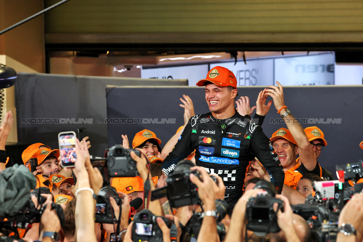 GP ABU DHABI, World Champion Lando Norris (GBR) McLaren celebrates with the team.

07.12.2025. Formula 1 World Championship, Rd 24, Abu Dhabi Grand Prix, Yas Marina Circuit, Abu Dhabi, Gara Day.

 - www.xpbimages.com, EMail: requests@xpbimages.com © Copyright: Coates / XPB Images