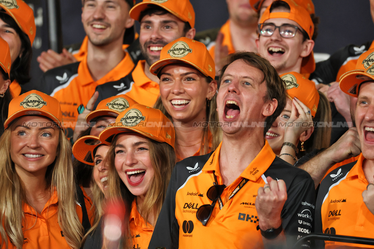 GP ABU DHABI, William Joseph (GBR) McLaren Gara Engineer celebrates Lando Norris (GBR) McLaren winning the World Championship.

07.12.2025. Formula 1 World Championship, Rd 24, Abu Dhabi Grand Prix, Yas Marina Circuit, Abu Dhabi, Gara Day.

 - www.xpbimages.com, EMail: requests@xpbimages.com © Copyright: Coates / XPB Images