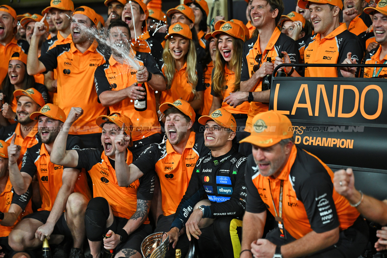 GP ABU DHABI, World Champion Lando Norris (GBR) McLaren celebrates with the team.

07.12.2025. Formula 1 World Championship, Rd 24, Abu Dhabi Grand Prix, Yas Marina Circuit, Abu Dhabi, Gara Day.

- www.xpbimages.com, EMail: requests@xpbimages.com © Copyright: Price / XPB Images
