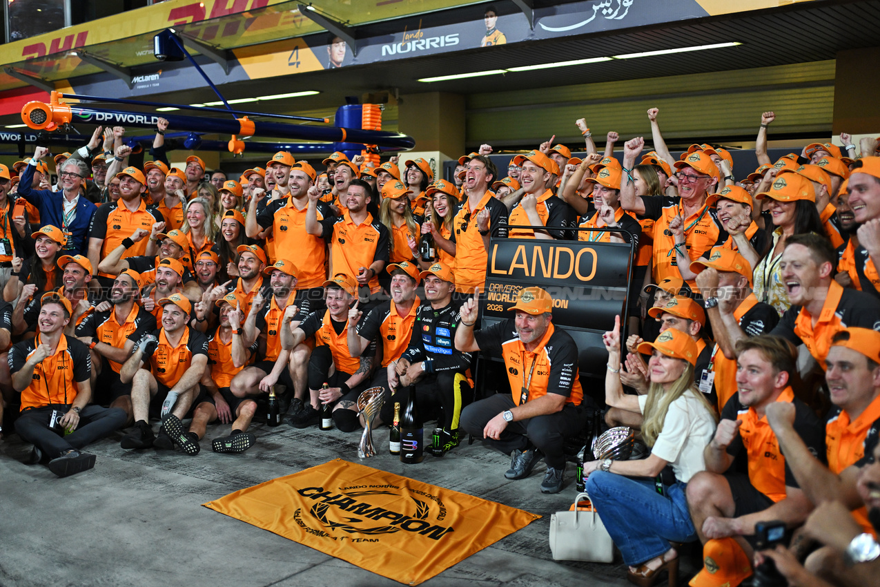 GP ABU DHABI, World Champion Lando Norris (GBR) McLaren celebrates with the team.

07.12.2025. Formula 1 World Championship, Rd 24, Abu Dhabi Grand Prix, Yas Marina Circuit, Abu Dhabi, Gara Day.

- www.xpbimages.com, EMail: requests@xpbimages.com © Copyright: Price / XPB Images