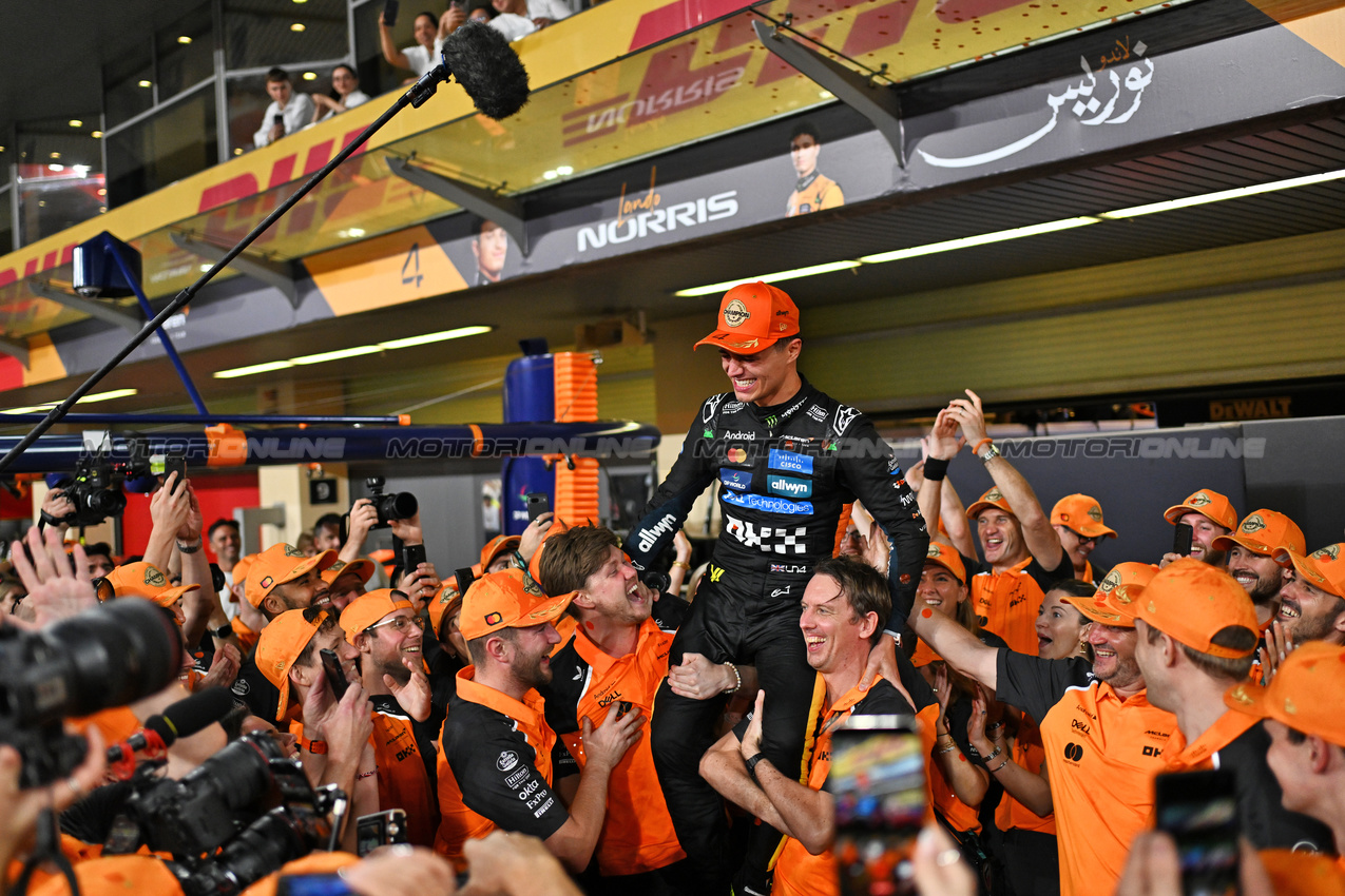 GP ABU DHABI, World Champion Lando Norris (GBR) McLaren celebrates with the team.

07.12.2025. Formula 1 World Championship, Rd 24, Abu Dhabi Grand Prix, Yas Marina Circuit, Abu Dhabi, Gara Day.

- www.xpbimages.com, EMail: requests@xpbimages.com © Copyright: Price / XPB Images