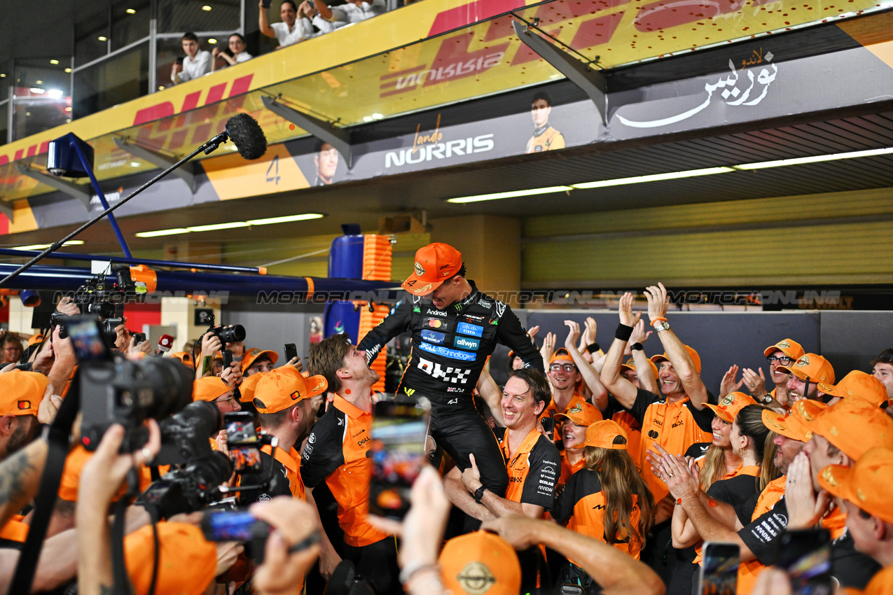 GP ABU DHABI, World Champion Lando Norris (GBR) McLaren celebrates with the team.

07.12.2025. Formula 1 World Championship, Rd 24, Abu Dhabi Grand Prix, Yas Marina Circuit, Abu Dhabi, Gara Day.

- www.xpbimages.com, EMail: requests@xpbimages.com © Copyright: Price / XPB Images
