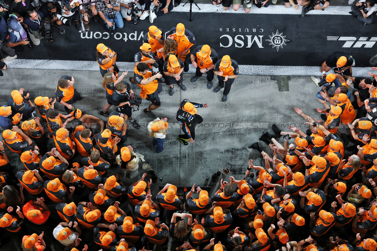 GP ABU DHABI, World Champion Lando Norris (GBR) McLaren celebrates with the team.

07.12.2025. Formula 1 World Championship, Rd 24, Abu Dhabi Grand Prix, Yas Marina Circuit, Abu Dhabi, Gara Day.

- www.xpbimages.com, EMail: requests@xpbimages.com © Copyright: Moy / XPB Images