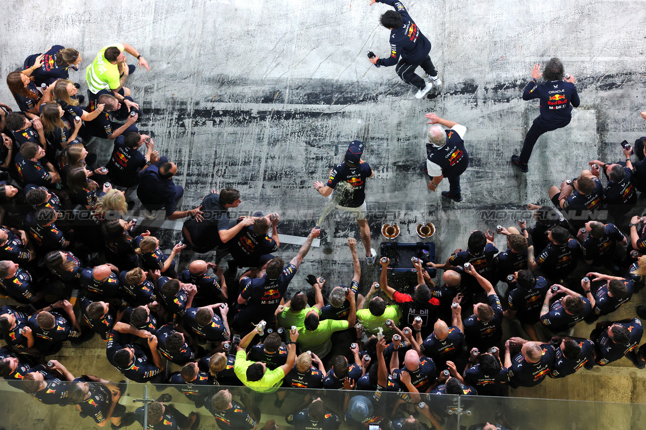 GP ABU DHABI, Gara winner Max Verstappen (NLD) Red Bull Racing celebrates with the team.

07.12.2025. Formula 1 World Championship, Rd 24, Abu Dhabi Grand Prix, Yas Marina Circuit, Abu Dhabi, Gara Day.

- www.xpbimages.com, EMail: requests@xpbimages.com © Copyright: Moy / XPB Images