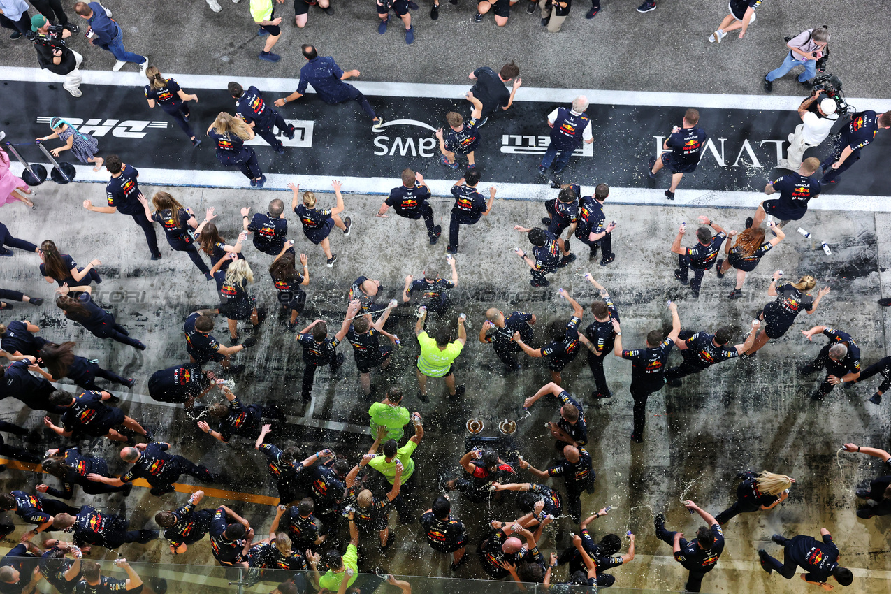GP ABU DHABI, Gara winner Max Verstappen (NLD) Red Bull Racing celebrates with the team.
07.12.2025. Formula 1 World Championship, Rd 24, Abu Dhabi Grand Prix, Yas Marina Circuit, Abu Dhabi, Gara Day.
- www.xpbimages.com, EMail: requests@xpbimages.com © Copyright: Moy / XPB Images