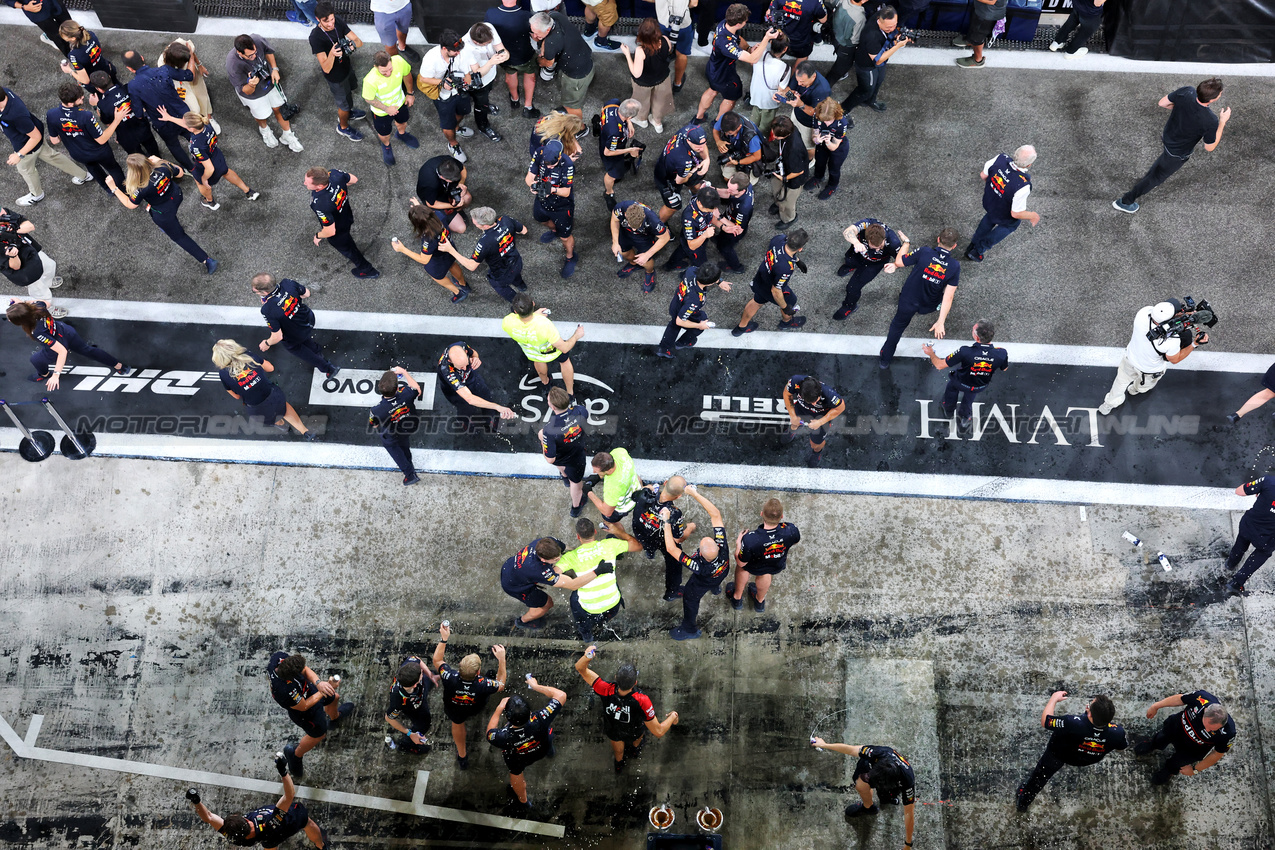 GP ABU DHABI, Gara winner Max Verstappen (NLD) Red Bull Racing celebrates with the team.

07.12.2025. Formula 1 World Championship, Rd 24, Abu Dhabi Grand Prix, Yas Marina Circuit, Abu Dhabi, Gara Day.

- www.xpbimages.com, EMail: requests@xpbimages.com © Copyright: Moy / XPB Images
