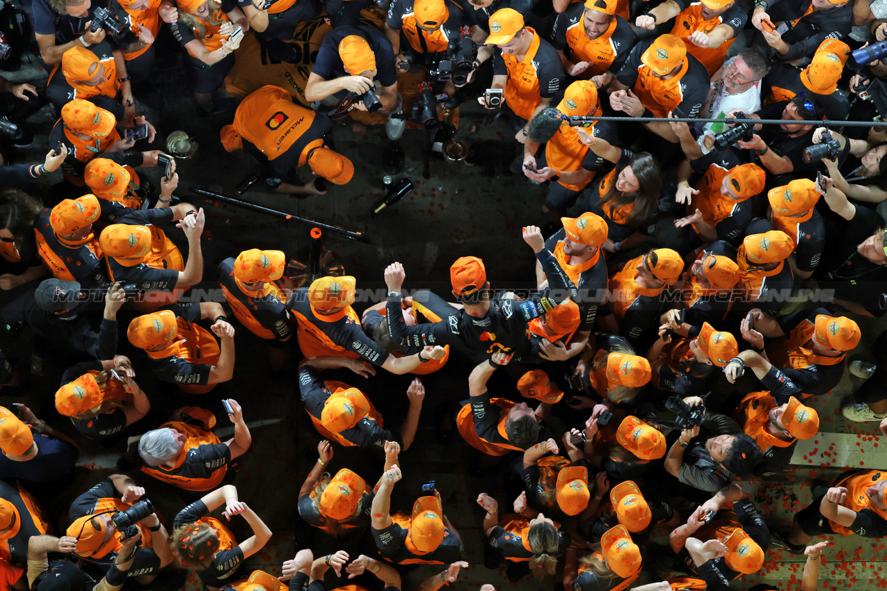 GP ABU DHABI, Gara winner Lando Norris (GBR) McLaren celebrates with the team.

07.12.2025. Formula 1 World Championship, Rd 24, Abu Dhabi Grand Prix, Yas Marina Circuit, Abu Dhabi, Gara Day.

- www.xpbimages.com, EMail: requests@xpbimages.com © Copyright: Moy / XPB Images