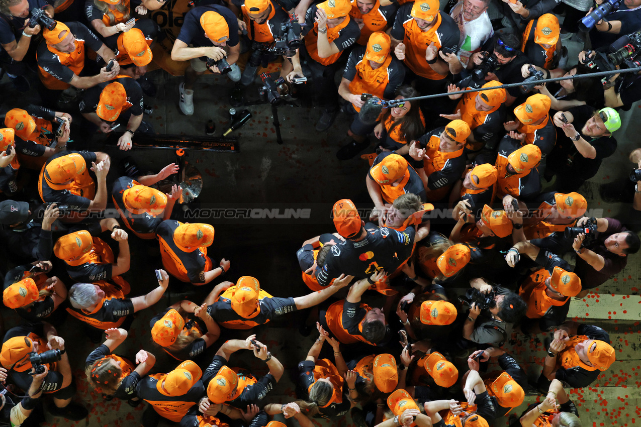 GP ABU DHABI, Gara winner Lando Norris (GBR) McLaren celebrates with the team.

07.12.2025. Formula 1 World Championship, Rd 24, Abu Dhabi Grand Prix, Yas Marina Circuit, Abu Dhabi, Gara Day.

- www.xpbimages.com, EMail: requests@xpbimages.com © Copyright: Moy / XPB Images