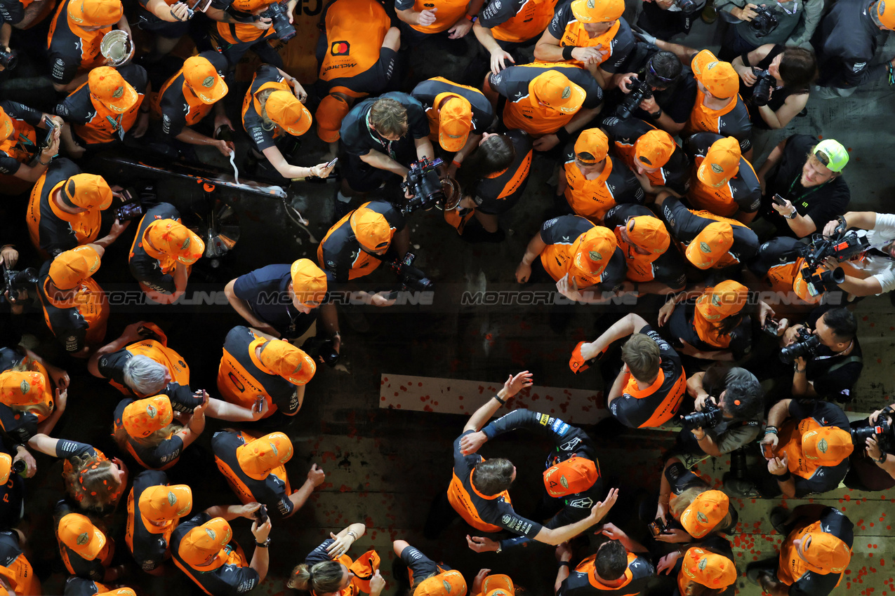 GP ABU DHABI, Gara winner Lando Norris (GBR) McLaren celebrates with Zak Brown (USA) McLaren Executive Director e the team.

07.12.2025. Formula 1 World Championship, Rd 24, Abu Dhabi Grand Prix, Yas Marina Circuit, Abu Dhabi, Gara Day.

- www.xpbimages.com, EMail: requests@xpbimages.com © Copyright: Moy / XPB Images