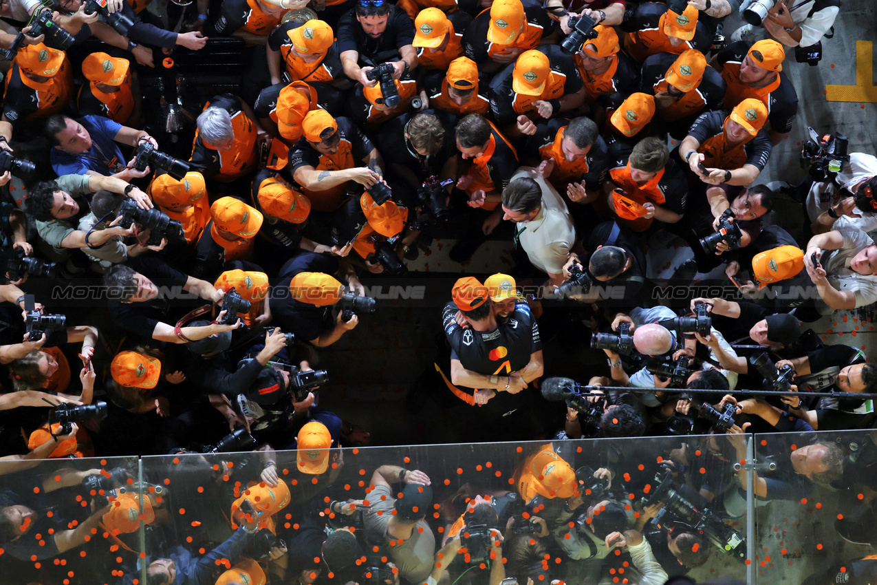 GP ABU DHABI, Gara winner Lando Norris (GBR) McLaren celebrates with the team.

07.12.2025. Formula 1 World Championship, Rd 24, Abu Dhabi Grand Prix, Yas Marina Circuit, Abu Dhabi, Gara Day.

- www.xpbimages.com, EMail: requests@xpbimages.com © Copyright: Moy / XPB Images