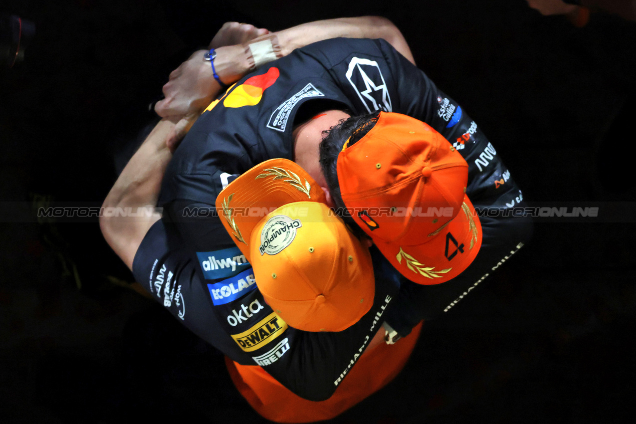 GP ABU DHABI, Gara winner Lando Norris (GBR) McLaren celebrates with the team.
07.12.2025. Formula 1 World Championship, Rd 24, Abu Dhabi Grand Prix, Yas Marina Circuit, Abu Dhabi, Gara Day.
- www.xpbimages.com, EMail: requests@xpbimages.com © Copyright: Moy / XPB Images