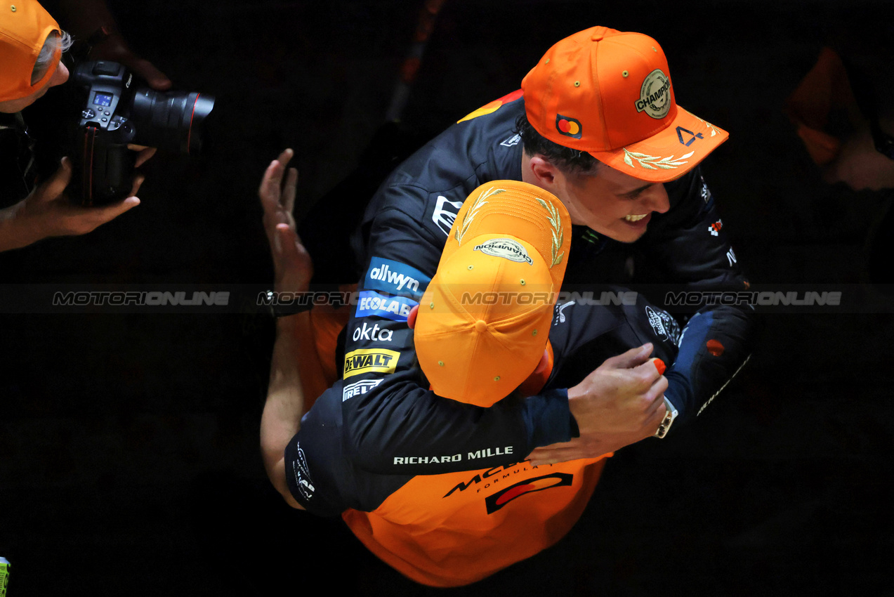 GP ABU DHABI, Gara winner Lando Norris (GBR) McLaren celebrates with the team.

07.12.2025. Formula 1 World Championship, Rd 24, Abu Dhabi Grand Prix, Yas Marina Circuit, Abu Dhabi, Gara Day.

- www.xpbimages.com, EMail: requests@xpbimages.com © Copyright: Moy / XPB Images