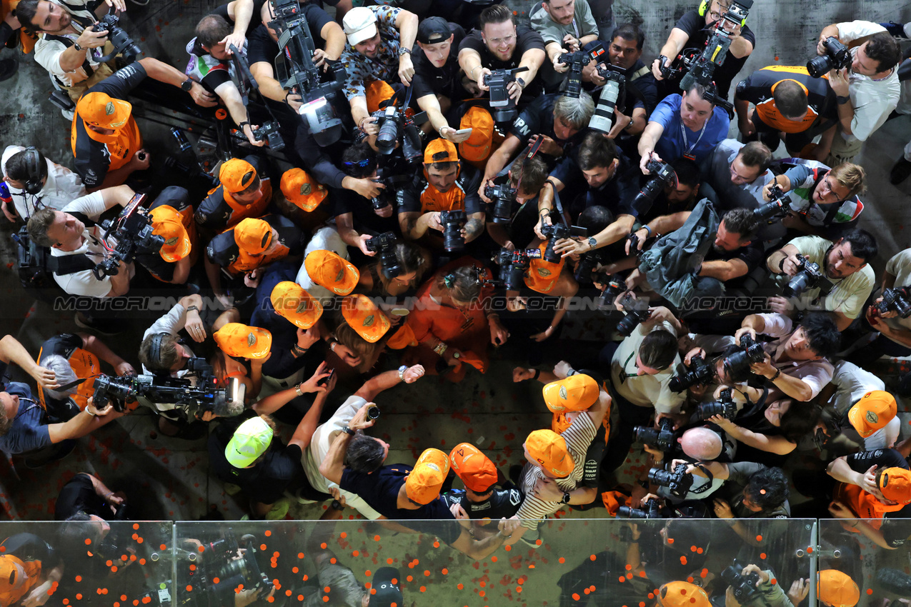 GP ABU DHABI, Gara winner Lando Norris (GBR) McLaren celebrates with his family.

07.12.2025. Formula 1 World Championship, Rd 24, Abu Dhabi Grand Prix, Yas Marina Circuit, Abu Dhabi, Gara Day.

- www.xpbimages.com, EMail: requests@xpbimages.com © Copyright: Moy / XPB Images
