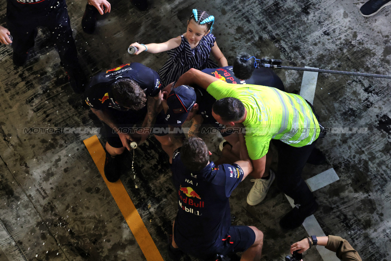 GP ABU DHABI, Red Bull Racing celebrates victory for vincitore Max Verstappen (NLD) Red Bull Racing.

07.12.2025. Formula 1 World Championship, Rd 24, Abu Dhabi Grand Prix, Yas Marina Circuit, Abu Dhabi, Gara Day.

- www.xpbimages.com, EMail: requests@xpbimages.com © Copyright: Moy / XPB Images
