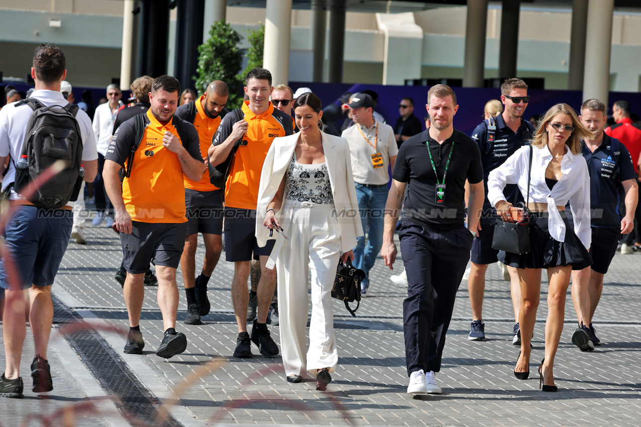 GP ABU DHABI, Guests in the paddock.

07.12.2025. Formula 1 World Championship, Rd 24, Abu Dhabi Grand Prix, Yas Marina Circuit, Abu Dhabi, Gara Day.

- www.xpbimages.com, EMail: requests@xpbimages.com © Copyright: Moy / XPB Images