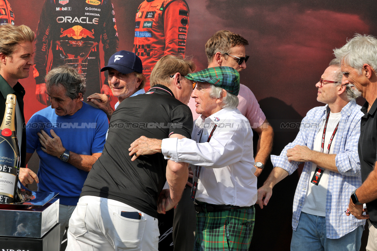 GP ABU DHABI, (L to R): Nico Rosberg (GER); Alain Prost (FRA); Emerson Fittipaldi (BRA); Mika Hakkinen (FIN); Jackie Stewart (GBR); Jenson Button (GBR); Jacques Villeneuve (CDN); e Damon Hill (GBR).
07.12.2025. Formula 1 World Championship, Rd 24, Abu Dhabi Grand Prix, Yas Marina Circuit, Abu Dhabi, Gara Day.
- www.xpbimages.com, EMail: requests@xpbimages.com © Copyright: Moy / XPB Images