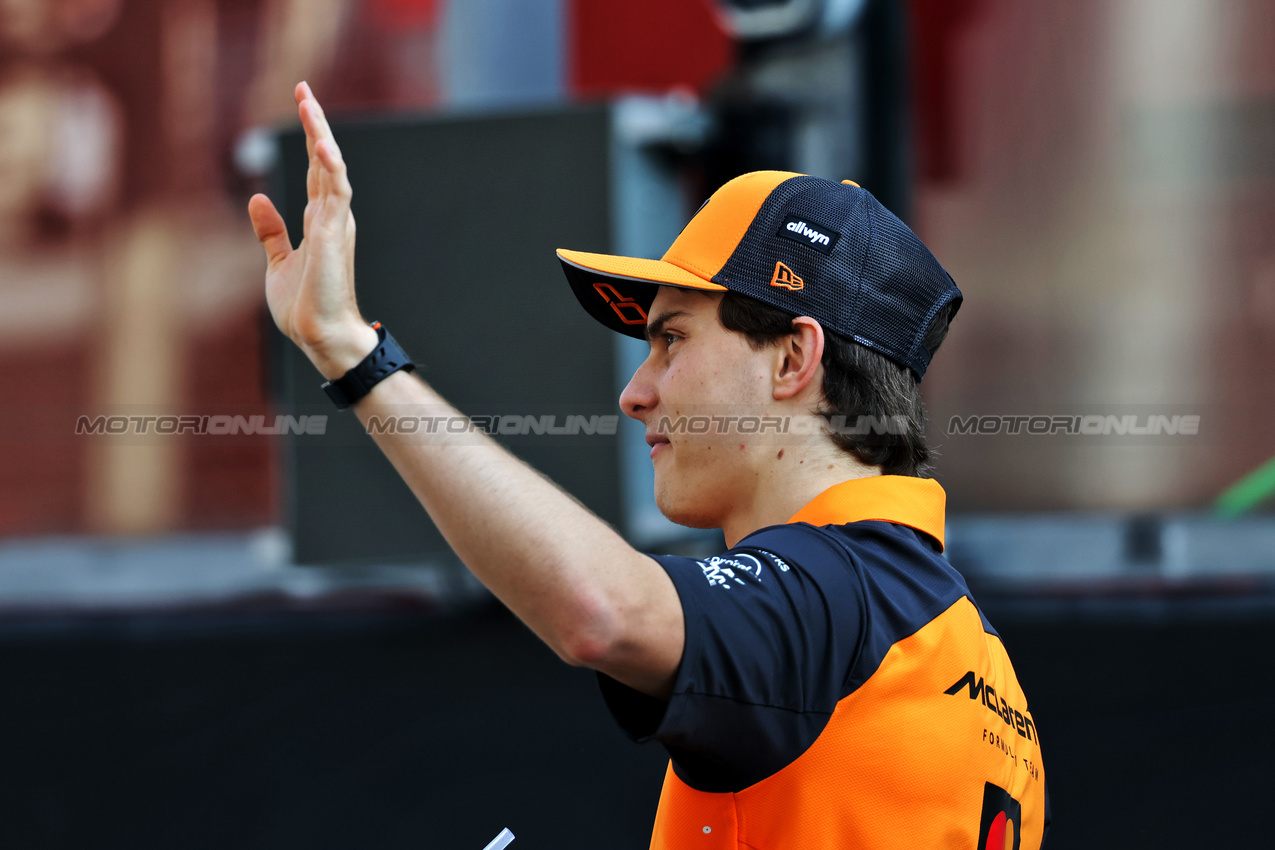 GP ABU DHABI, Oscar Piastri (AUS) McLaren at the end of season group photograph.

07.12.2025. Formula 1 World Championship, Rd 24, Abu Dhabi Grand Prix, Yas Marina Circuit, Abu Dhabi, Gara Day.

- www.xpbimages.com, EMail: requests@xpbimages.com © Copyright: Charniaux / XPB Images