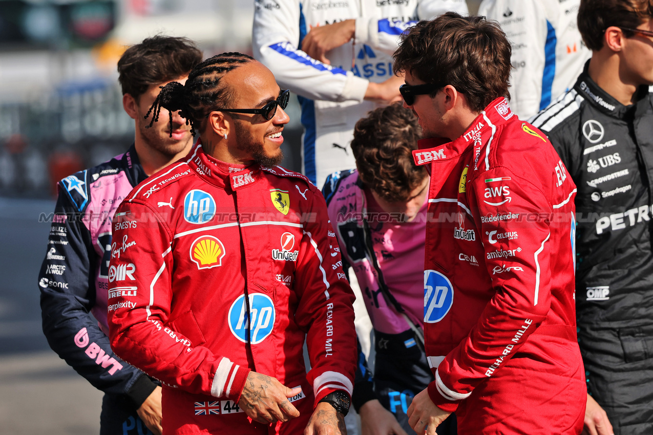 GP ABU DHABI, (L to R): Lewis Hamilton (GBR) Ferrari e Charles Leclerc (MON) Ferrari at the end of season group photograph.

07.12.2025. Formula 1 World Championship, Rd 24, Abu Dhabi Grand Prix, Yas Marina Circuit, Abu Dhabi, Gara Day.

- www.xpbimages.com, EMail: requests@xpbimages.com © Copyright: Charniaux / XPB Images