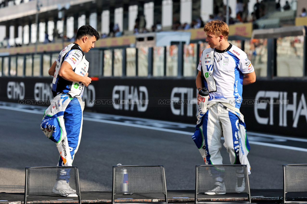GP ABU DHABI, (L to R): Isack Hadjar (FRA) Racing Bulls e Liam Lawson (NZL) Racing Bulls at the end of season group photograph.
07.12.2025. Formula 1 World Championship, Rd 24, Abu Dhabi Grand Prix, Yas Marina Circuit, Abu Dhabi, Gara Day.
- www.xpbimages.com, EMail: requests@xpbimages.com © Copyright: Charniaux / XPB Images