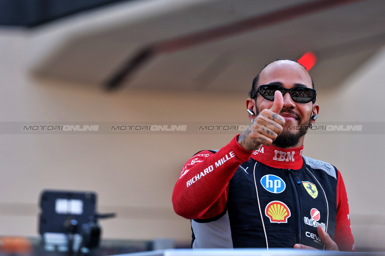 GP ABU DHABI, Lewis Hamilton (GBR) Ferrari on the drivers' parade.

07.12.2025. Formula 1 World Championship, Rd 24, Abu Dhabi Grand Prix, Yas Marina Circuit, Abu Dhabi, Gara Day.

- www.xpbimages.com, EMail: requests@xpbimages.com © Copyright: Charniaux / XPB Images
