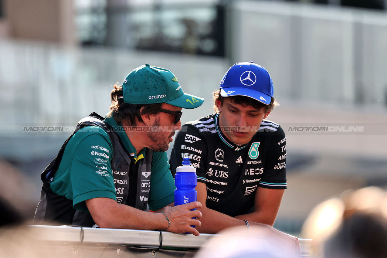GP ABU DHABI, (L to R): Fernando Alonso (ESP) Aston Martin F1 Team with Andrea Kimi Antonelli (ITA) Mercedes AMG F1 on the drivers' parade.

07.12.2025. Formula 1 World Championship, Rd 24, Abu Dhabi Grand Prix, Yas Marina Circuit, Abu Dhabi, Gara Day.

- www.xpbimages.com, EMail: requests@xpbimages.com © Copyright: Charniaux / XPB Images