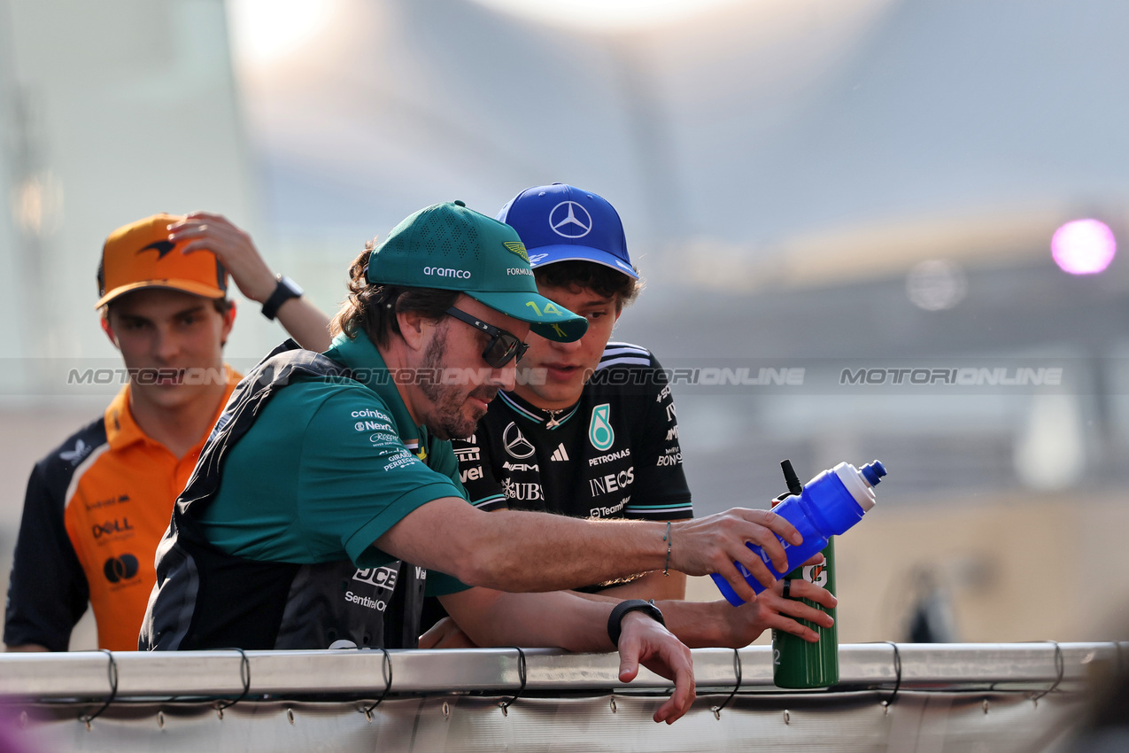 GP ABU DHABI, (L to R): Fernando Alonso (ESP) Aston Martin F1 Team with Andrea Kimi Antonelli (ITA) Mercedes AMG F1 on the drivers' parade.

07.12.2025. Formula 1 World Championship, Rd 24, Abu Dhabi Grand Prix, Yas Marina Circuit, Abu Dhabi, Gara Day.

- www.xpbimages.com, EMail: requests@xpbimages.com © Copyright: Charniaux / XPB Images