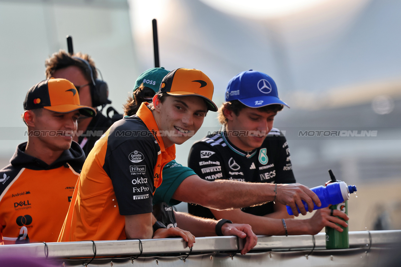 GP ABU DHABI, (L to R): Lando Norris (GBR) McLaren ; Oscar Piastri (AUS) McLaren; Fernando Alonso (ESP) Aston Martin F1 Team ; e Andrea Kimi Antonelli (ITA) Mercedes AMG F1, on the drivers' parade.
07.12.2025. Formula 1 World Championship, Rd 24, Abu Dhabi Grand Prix, Yas Marina Circuit, Abu Dhabi, Gara Day.
- www.xpbimages.com, EMail: requests@xpbimages.com © Copyright: Charniaux / XPB Images