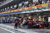 GP ABU DHABI, Oliver Bearman (GBR) Haas VF-25 makes a pit stop.

07.12.2025. Formula 1 World Championship, Rd 24, Abu Dhabi Grand Prix, Yas Marina Circuit, Abu Dhabi, Gara Day.

- www.xpbimages.com, EMail: requests@xpbimages.com © Copyright: Batchelor / XPB Images