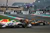 GP ABU DHABI, Lando Norris (GBR) McLaren MCL39 e Liam Lawson (NZL) Racing Bulls VCARB 02.
07.12.2025. Formula 1 World Championship, Rd 24, Abu Dhabi Grand Prix, Yas Marina Circuit, Abu Dhabi, Gara Day.
- www.xpbimages.com, EMail: requests@xpbimages.com © Copyright: Bearne / XPB Images