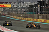 GP ABU DHABI, Yuki Tsunoda (JPN) Red Bull Racing RB21 e Lando Norris (GBR) McLaren MCL39 battle for position.
07.12.2025. Formula 1 World Championship, Rd 24, Abu Dhabi Grand Prix, Yas Marina Circuit, Abu Dhabi, Gara Day.
- www.xpbimages.com, EMail: requests@xpbimages.com © Copyright: Bearne / XPB Images