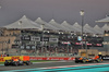 GP ABU DHABI, Lando Norris (GBR) McLaren MCL39 e Yuki Tsunoda (JPN) Red Bull Racing RB21.
07.12.2025. Formula 1 World Championship, Rd 24, Abu Dhabi Grand Prix, Yas Marina Circuit, Abu Dhabi, Gara Day.
- www.xpbimages.com, EMail: requests@xpbimages.com © Copyright: Bearne / XPB Images