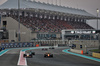 GP ABU DHABI, Liam Lawson (NZL) Racing Bulls VCARB 02 e Lando Norris (GBR) McLaren MCL39 battle for position.

07.12.2025. Formula 1 World Championship, Rd 24, Abu Dhabi Grand Prix, Yas Marina Circuit, Abu Dhabi, Gara Day.

- www.xpbimages.com, EMail: requests@xpbimages.com © Copyright: Moy / XPB Images