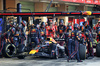GP ABU DHABI, Max Verstappen (NLD) Red Bull Racing RB21 makes a pit stop.

07.12.2025. Formula 1 World Championship, Rd 24, Abu Dhabi Grand Prix, Yas Marina Circuit, Abu Dhabi, Gara Day.

- www.xpbimages.com, EMail: requests@xpbimages.com © Copyright: Batchelor / XPB Images