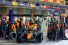 GP ABU DHABI, Lando Norris (GBR) McLaren MCL39 makes a pit stop.
07.12.2025. Formula 1 World Championship, Rd 24, Abu Dhabi Grand Prix, Yas Marina Circuit, Abu Dhabi, Gara Day.
- www.xpbimages.com, EMail: requests@xpbimages.com © Copyright: Batchelor / XPB Images