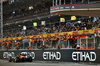 GP ABU DHABI, Third placed World Champion Lando Norris (GBR) McLaren MCL39 passes the team at the end of the race.

07.12.2025. Formula 1 World Championship, Rd 24, Abu Dhabi Grand Prix, Yas Marina Circuit, Abu Dhabi, Gara Day.

- www.xpbimages.com, EMail: requests@xpbimages.com © Copyright: Bearne / XPB Images