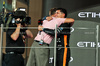 GP ABU DHABI, Third placed World Champion Lando Norris (GBR) McLaren celebrates on the podium with Jenson Button (GBR) Sky Sports F1 Presenter / Atlassian Williams Racing Senior Advisor.
07.12.2025. Formula 1 World Championship, Rd 24, Abu Dhabi Grand Prix, Yas Marina Circuit, Abu Dhabi, Gara Day.
- www.xpbimages.com, EMail: requests@xpbimages.com © Copyright: Bearne / XPB Images
