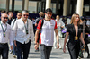 GP ABU DHABI, Esteban Ocon (FRA) Haas F1 Team (Centre) with his father Laurent Ocon (Left), e girlfriend Flavy Barla (FRA) (Right).

07.12.2025. Formula 1 World Championship, Rd 24, Abu Dhabi Grand Prix, Yas Marina Circuit, Abu Dhabi, Gara Day.

- www.xpbimages.com, EMail: requests@xpbimages.com © Copyright: Moy / XPB Images