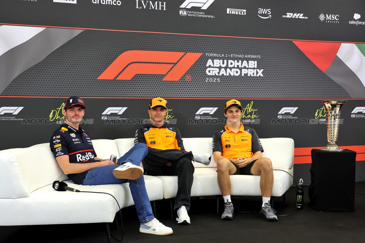 GP ABU DHABI, (L to R): Max Verstappen (NLD) Red Bull Racing; Lando Norris (GBR) McLaren; e Oscar Piastri (AUS) McLaren, in the FIA Press Conference.
04.12.2025. Formula 1 World Championship, Rd 24, Abu Dhabi Grand Prix, Yas Marina Circuit, Abu Dhabi, Preparation Day.
- www.xpbimages.com, EMail: requests@xpbimages.com © Copyright: Bearne / XPB Images