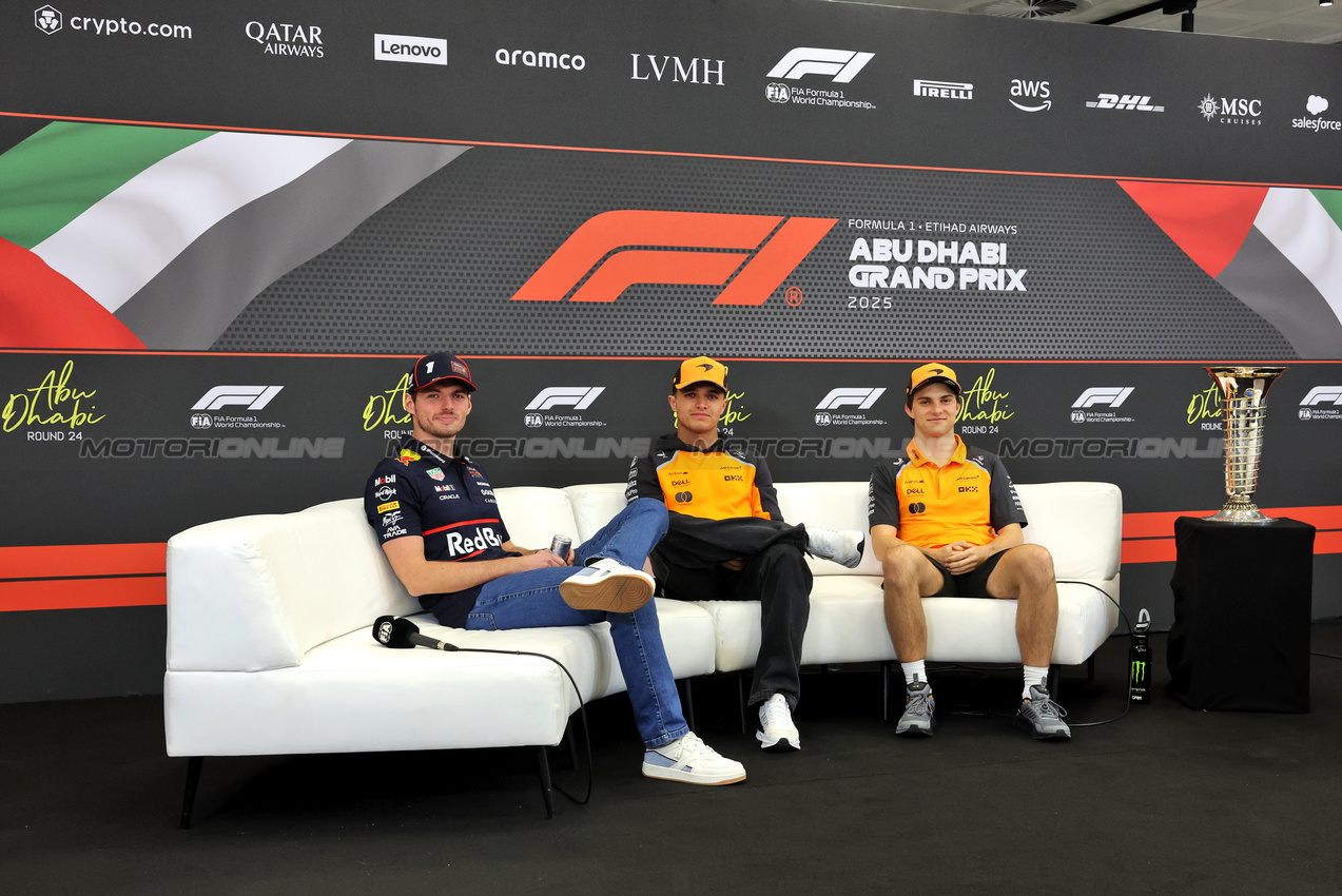 GP ABU DHABI, (L to R): Max Verstappen (NLD) Red Bull Racing; Lando Norris (GBR) McLaren; e Oscar Piastri (AUS) McLaren, in the FIA Press Conference.

04.12.2025. Formula 1 World Championship, Rd 24, Abu Dhabi Grand Prix, Yas Marina Circuit, Abu Dhabi, Preparation Day.

- www.xpbimages.com, EMail: requests@xpbimages.com © Copyright: Bearne / XPB Images