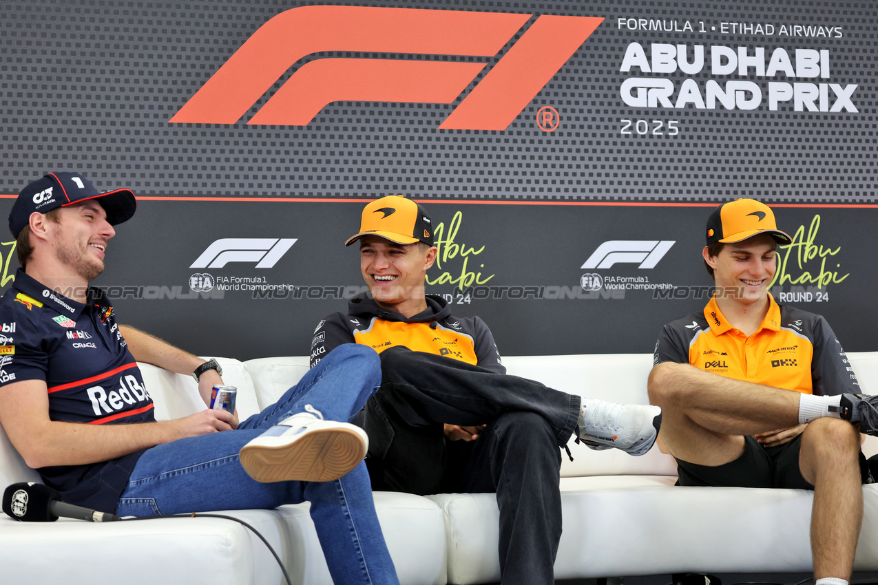 GP ABU DHABI, (L to R): Max Verstappen (NLD) Red Bull Racing; Lando Norris (GBR) McLaren; e Oscar Piastri (AUS) McLaren, in the FIA Press Conference.

04.12.2025. Formula 1 World Championship, Rd 24, Abu Dhabi Grand Prix, Yas Marina Circuit, Abu Dhabi, Preparation Day.

- www.xpbimages.com, EMail: requests@xpbimages.com © Copyright: Bearne / XPB Images