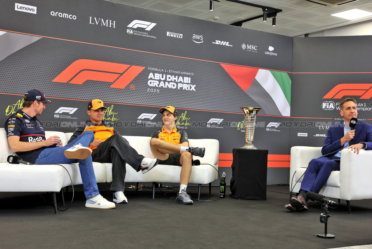 GP ABU DHABI, (L to R): Max Verstappen (NLD) Red Bull Racing; Lando Norris (GBR) McLaren; Oscar Piastri (AUS) McLaren; e Tom Clarkson (GBR) Journalist, in the FIA Press Conference.

04.12.2025. Formula 1 World Championship, Rd 24, Abu Dhabi Grand Prix, Yas Marina Circuit, Abu Dhabi, Preparation Day.

- www.xpbimages.com, EMail: requests@xpbimages.com © Copyright: Bearne / XPB Images