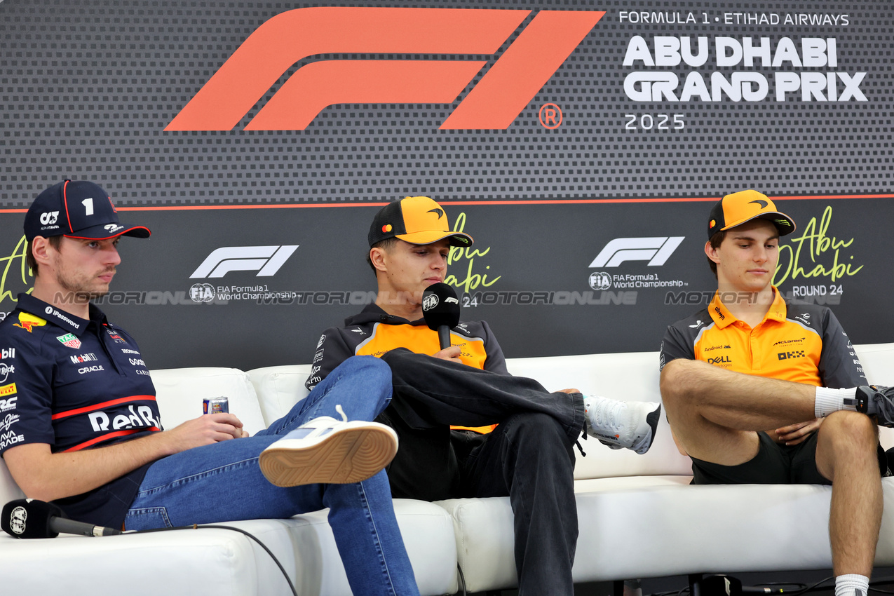 GP ABU DHABI, (L to R): Max Verstappen (NLD) Red Bull Racing; Lando Norris (GBR) McLaren; e Oscar Piastri (AUS) McLaren, in the FIA Press Conference.

04.12.2025. Formula 1 World Championship, Rd 24, Abu Dhabi Grand Prix, Yas Marina Circuit, Abu Dhabi, Preparation Day.

- www.xpbimages.com, EMail: requests@xpbimages.com © Copyright: Bearne / XPB Images