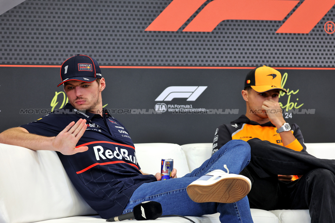 GP ABU DHABI, (L to R): Max Verstappen (NLD) Red Bull Racing e Lando Norris (GBR) McLaren in the FIA Press Conference.

04.12.2025. Formula 1 World Championship, Rd 24, Abu Dhabi Grand Prix, Yas Marina Circuit, Abu Dhabi, Preparation Day.

- www.xpbimages.com, EMail: requests@xpbimages.com © Copyright: Bearne / XPB Images