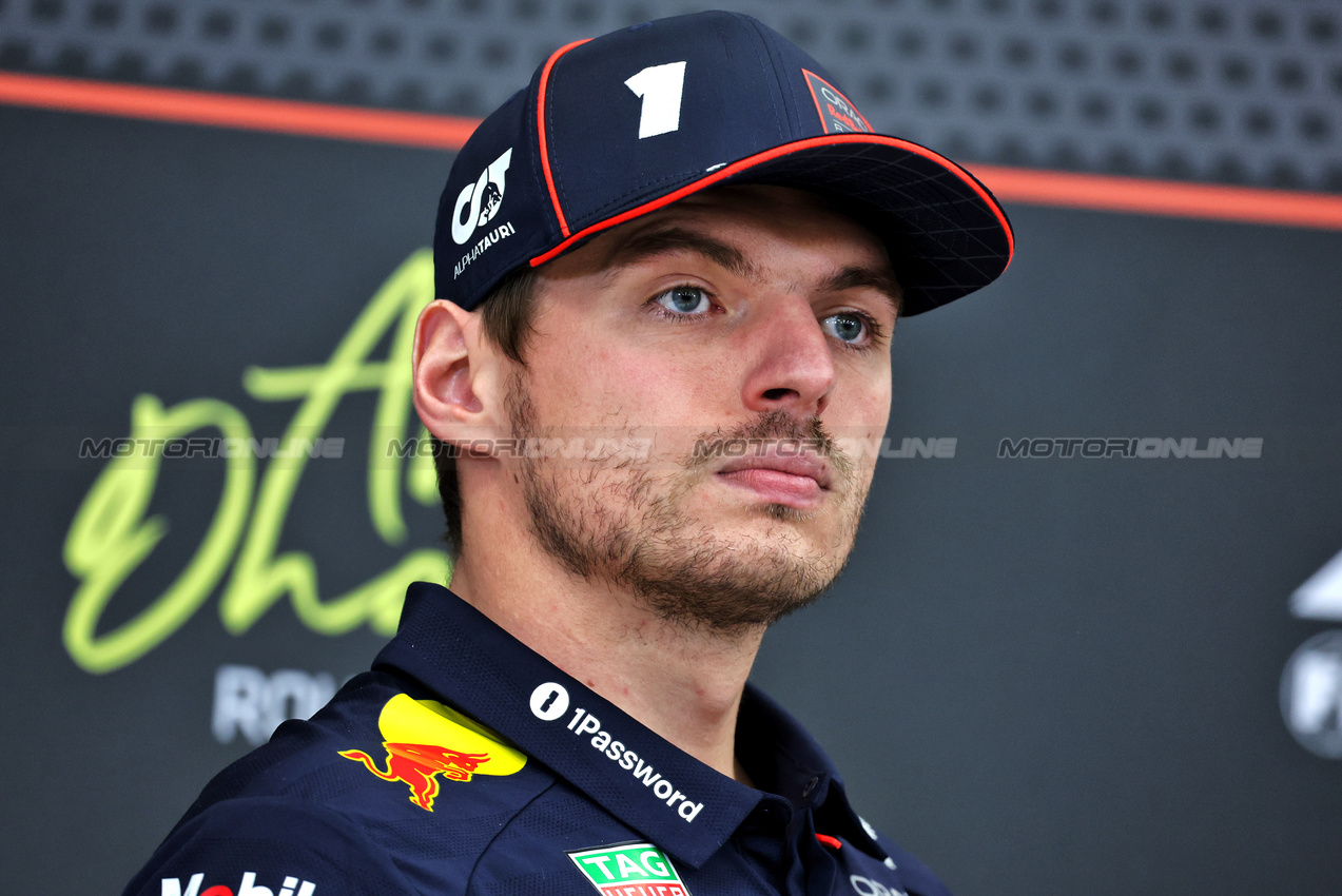 GP ABU DHABI, Max Verstappen (NLD) Red Bull Racing in the FIA Press Conference.

04.12.2025. Formula 1 World Championship, Rd 24, Abu Dhabi Grand Prix, Yas Marina Circuit, Abu Dhabi, Preparation Day.

- www.xpbimages.com, EMail: requests@xpbimages.com © Copyright: Bearne / XPB Images