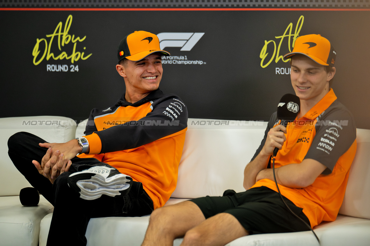 GP ABU DHABI, (L to R): Lando Norris (GBR) McLaren e Oscar Piastri (AUS) McLaren in the FIA Press Conference.

04.12.2025. Formula 1 World Championship, Rd 24, Abu Dhabi Grand Prix, Yas Marina Circuit, Abu Dhabi, Preparation Day.

- www.xpbimages.com, EMail: requests@xpbimages.com © Copyright: Price	/ XPB Images