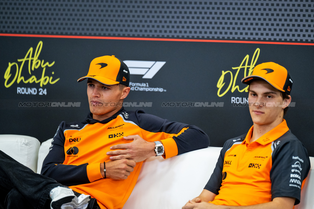 GP ABU DHABI, (L to R): Lando Norris (GBR) McLaren e Oscar Piastri (AUS) McLaren in the FIA Press Conference.

04.12.2025. Formula 1 World Championship, Rd 24, Abu Dhabi Grand Prix, Yas Marina Circuit, Abu Dhabi, Preparation Day.

- www.xpbimages.com, EMail: requests@xpbimages.com © Copyright: Price	/ XPB Images